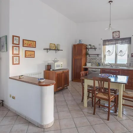 Awesome In With 3 Bedrooms דירה *