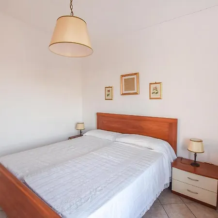 Awesome In With 3 Bedrooms דירה