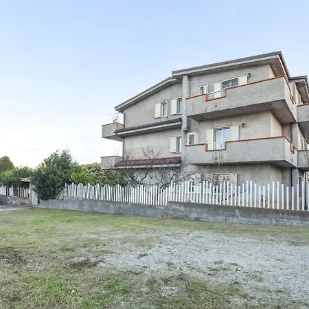 Awesome In With 3 Bedrooms דירה *