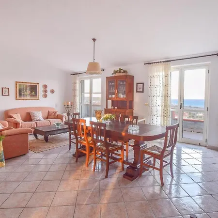 Awesome In With 3 Bedrooms דירה