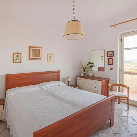 Awesome In With 3 Bedrooms דירה